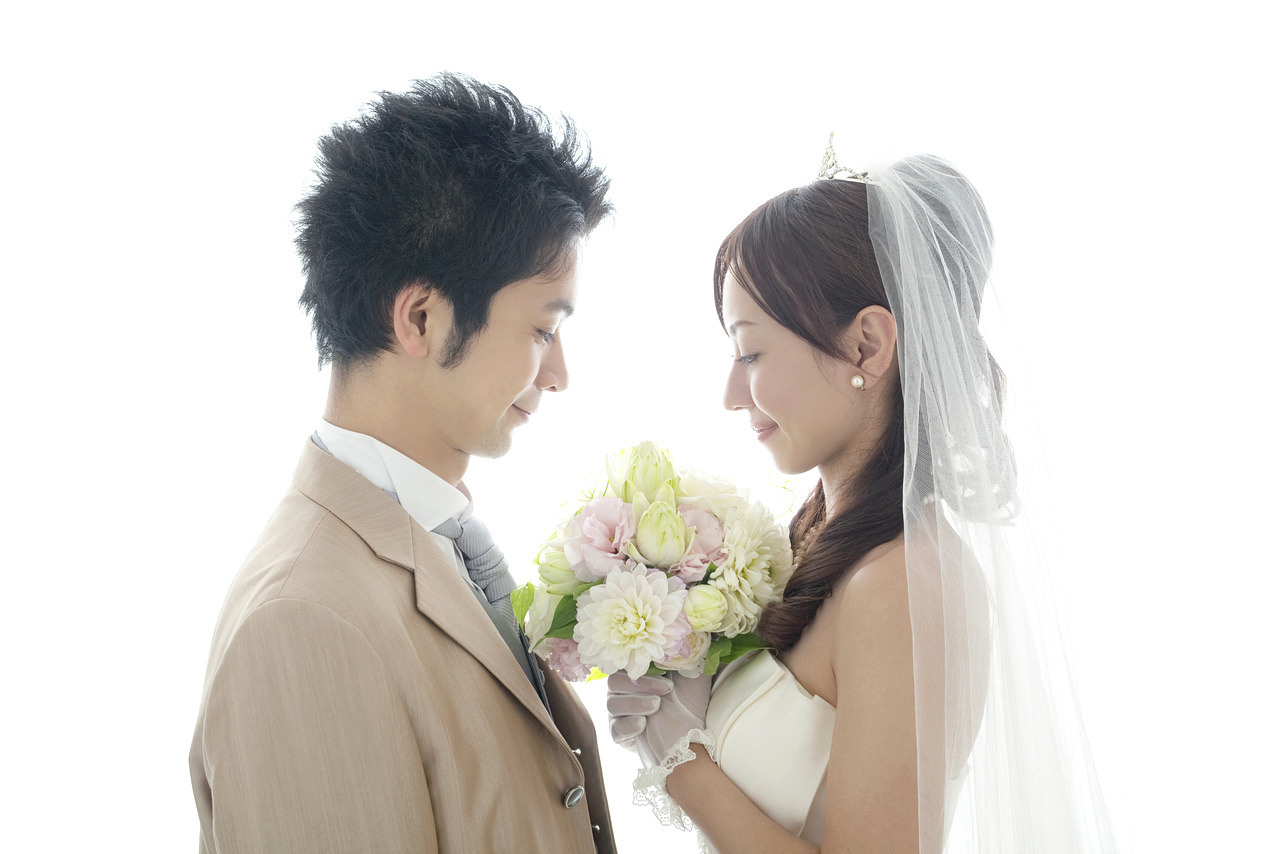 花束を手に向き合う新郎と新婦