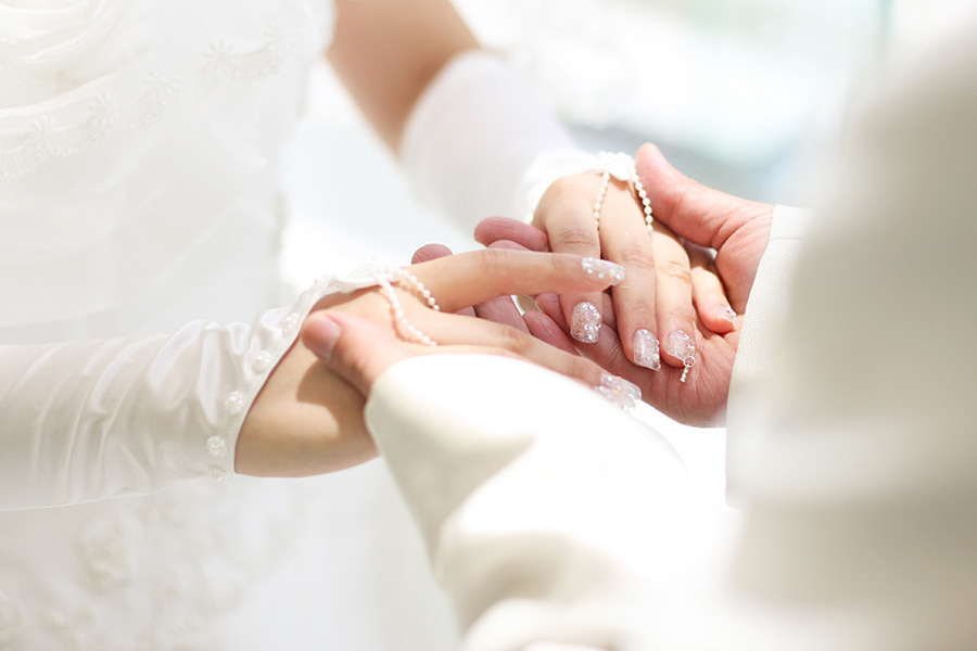 結婚指輪を交わす二人